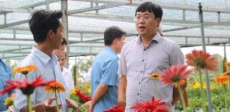 Đồng chí Lê Quốc Phong, Bí thư Tỉnh ủy thăm Tổ sản xuất và cung ứng hoa kiểng khóm Tân An thuộc phường An Hòa