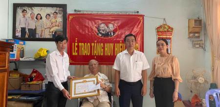 Đảng ủy phường An Hòa trao Huy hiệu Đảng đợt 03/02/2025